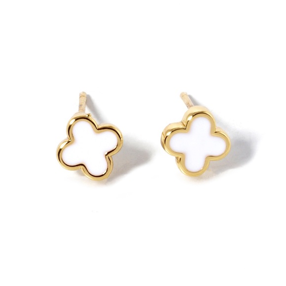 WHITE AND GOLD QUATREFOIL STUD EARRINGS - Picture 3 of 3